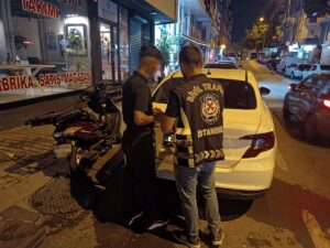 İSTANBUL (AA) – Ümraniye'de motosikletiyle akrobatik hareketler yaparak ilerleyen sürücüye