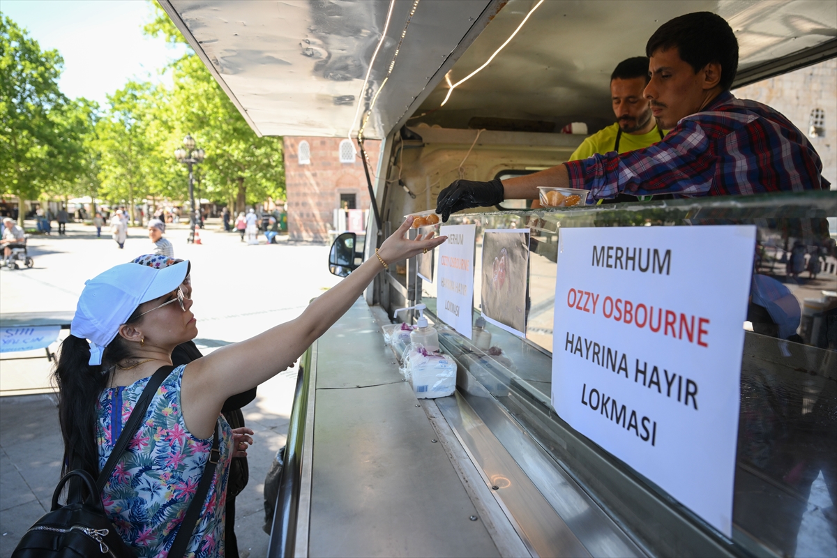 Ünlü şarkıcı ve söz yazarı Ozzy Osbourne için Ankara'da lokma dağıtıldı