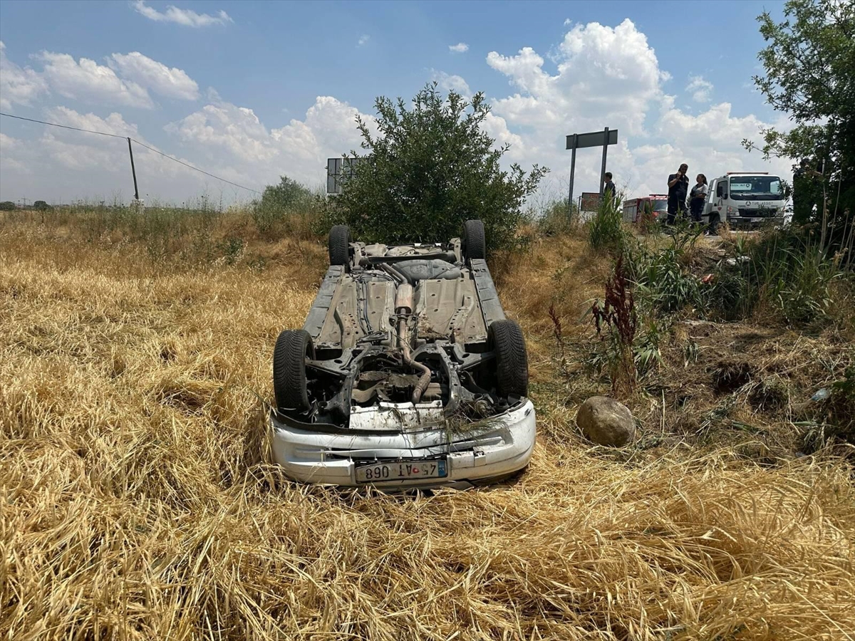 Uşak'ta tarlaya devrilen otomobildeki 3 kişi yaralandı