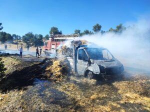 UŞAK (AA) – Uşak'ın Sivaslı ilçesinde alev alan saman yüklü