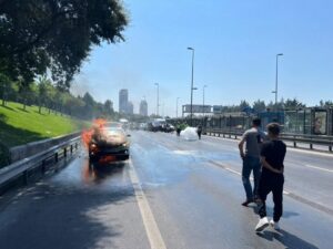 İSTANBUL (AA) – Üsküdar'da seyir halindeki otomobil, çıkan yangında kullanılamaz