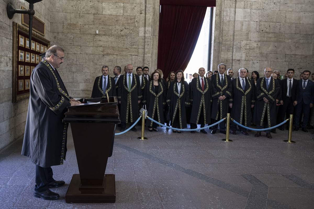 Uyuşmazlık Mahkemesi Başkanı Güleç ve beraberindeki heyet Anıtkabir'i ziyaret etti