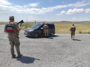 VAN (AA) – Van'da farklı suçlardan haklarında arama kararı bulunan