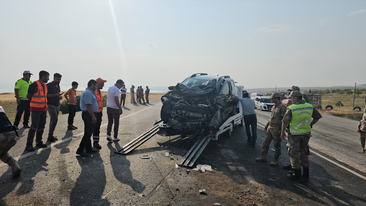 GÜNCELLEME – Van'da minibüsle otomobilin çarpıştığı kazada 14 kişi yaralandı