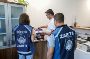 VAN (AA) – Van'da zabıta ekiplerince yakalanan dilencinin üzerinde 75