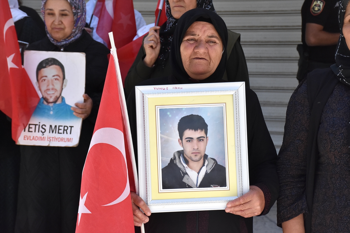 Vanlı aileler DEM Parti binası önündeki “evlat nöbeti”ni sürdürdü