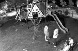 YALOVA (AA) – Yalova'da oturdukları parkta çekirdeklerin kabuklarını yere atan