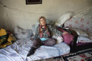 ANTALYA (AA) – Antalya'da otluk alanda çıkan ve evlerinin yanındaki