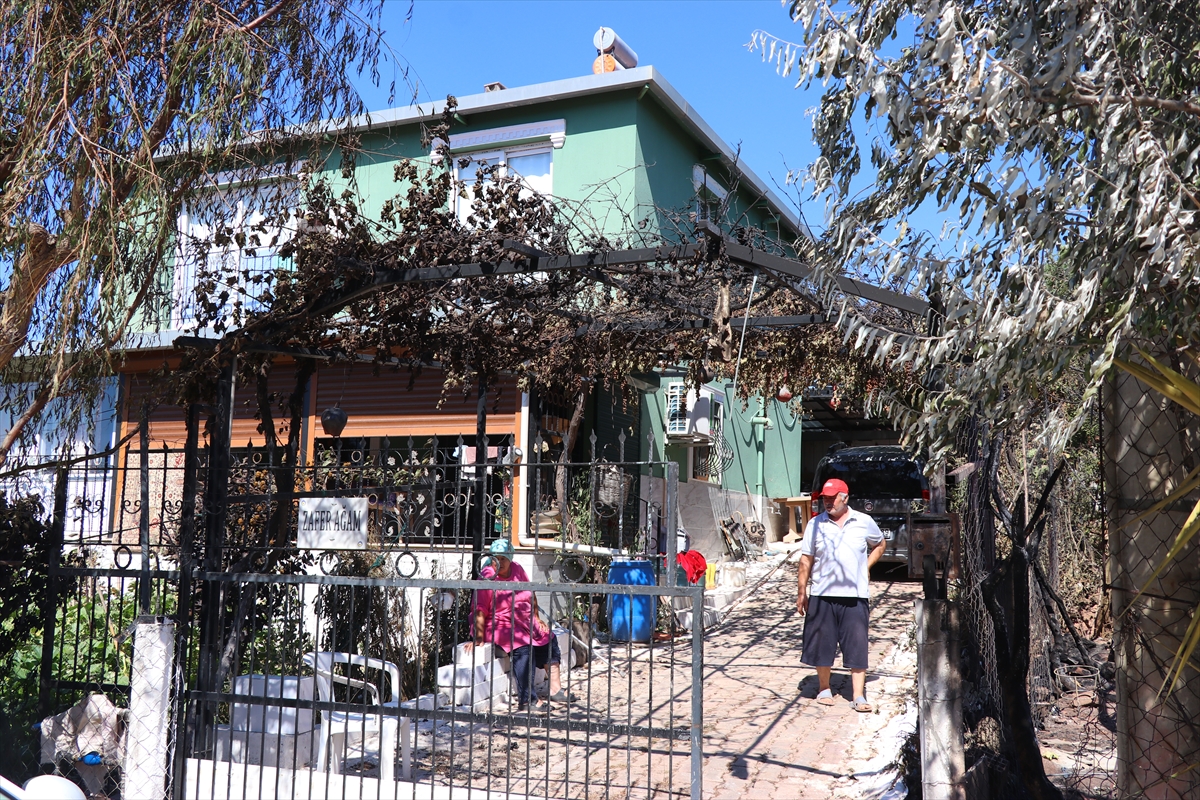 Yaşlı çiftin evi ve tavukları rüzgarın yön değiştirmesiyle yangından son anda kurtuldu