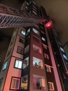 ADANA (AA) – Adana'nın merkez Sarıçam ilçesinde balkon demirlerine sıkışan