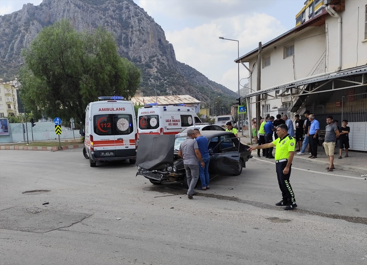 Adana'da iki otomobilin çarpıştığı kazada 3 kişi yaralandı