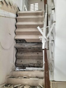 ADANA (AA) – Adana'da merdiveni çöken apartmanda mahsur kalan 20