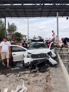 ADANA (AA) – Adana'nın Ceyhan ilçesinde otoyol gişesinin beton blokuna