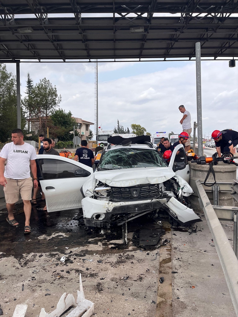 Adana'da otoyol gişesinin beton blokuna çarpan araçtaki 1 kişi öldü, 4 kişi yaralandı
