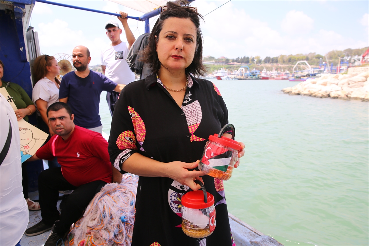Adana'da özel gereksinimli çocuklar, Gazze'deki akranları için yazdıkları mektupları denize bıraktı
