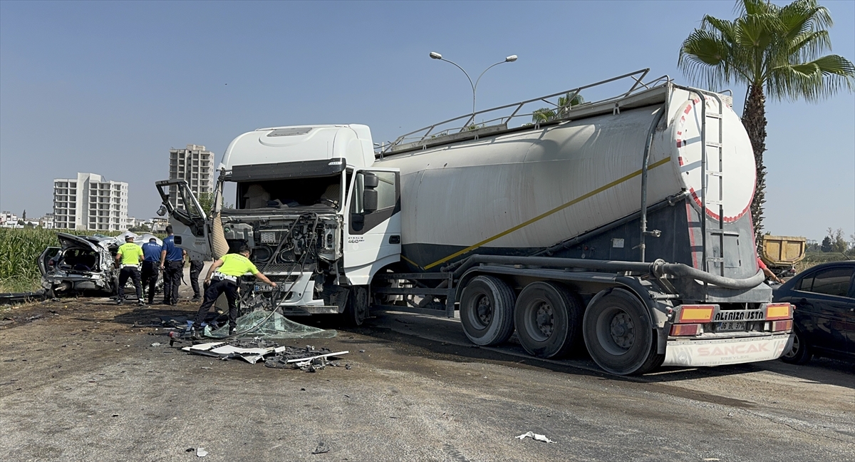 Adana'da tankerin trafik ışıklarında bekleyen araçlara çarptığı kazada 2 kişi yaralandı