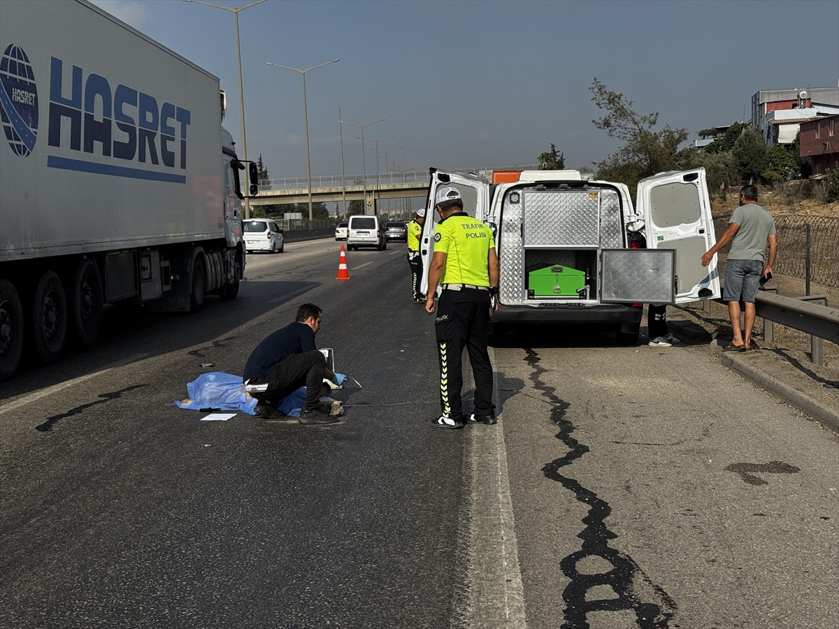 Adana'da tırın çarptığı yaya hayatını kaybetti