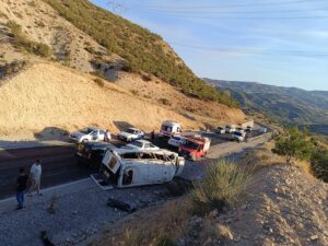 ADIYAMAN (AA) – Adıyaman'ın Tut ilçesinde tarım işçilerini taşıyan minibüsün