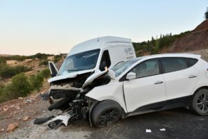 ADIYAMAN (AA) – Adıyaman'ın Besni ilçesinde minibüs ile otomobilin çarpışması