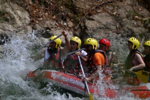 DÜZCE (AA) – Düzce'de maceraseverler, Melen Çayı'nda rafting yaparak hem
