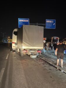 AFYONKARAHİSAR (AA) – Afyonkarahisar'da kamyonetin yolcu otobüsüne çarptığı kazada 7