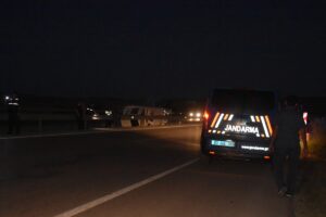 AFYONKARAHİSAR (AA) – Afyonkarahisar'ın İhsaniye ilçesinde otomobil ile midibüsün çarpışması