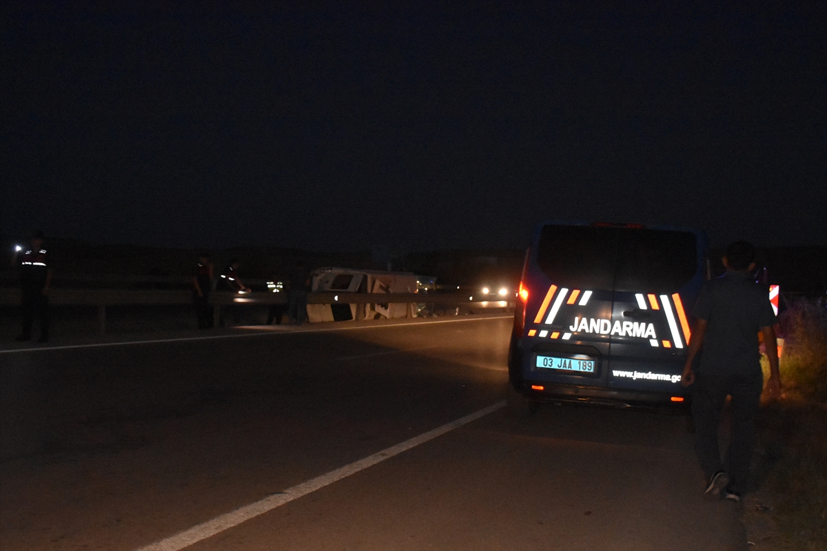 Afyonkarahisar'da otomobil ile midibüsün çarpıştığı kazada 10 kişi yaralandı