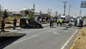 AĞRI (AA) – Ağrı'nın Patnos ilçesinde kamyonet ile hafif ticari