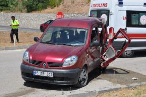 AMASYA (AA) – Amasya'nın Gümüşhacıköy ilçesinde otomobil ile hafif ticari