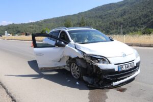 AMASYA (AA) – Amasya’nın Taşova ilçesinde iki otomobilin çarpışması sonucu