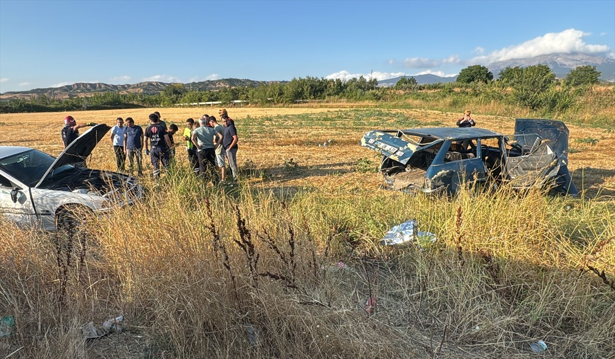 Amasya'da iki otomobilin çarpıştığı kazada 5 kişi yaralandı