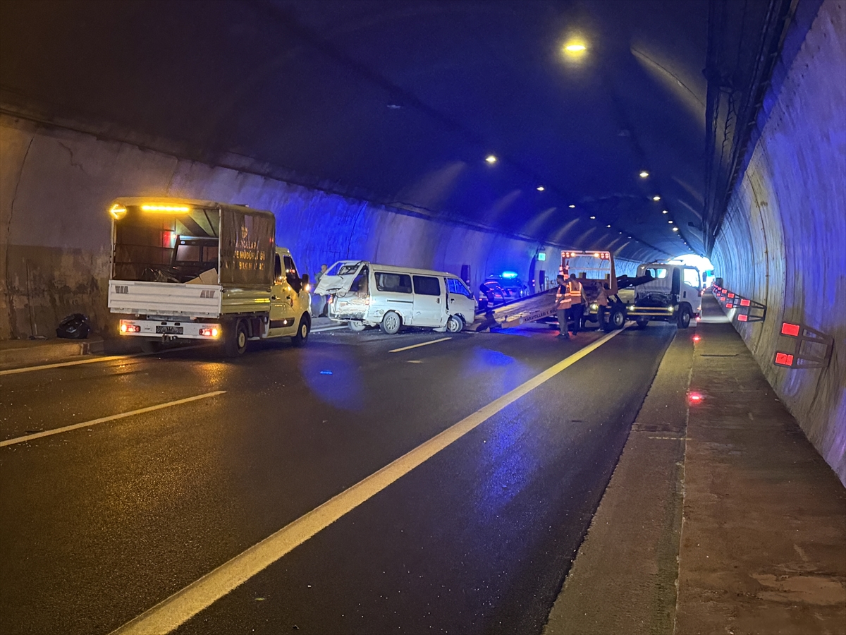 Anadolu Otoyolu'nun Kocaeli kesiminde 5 kişinin yaralandığı zincirleme trafik kazası ulaşımı aksattı