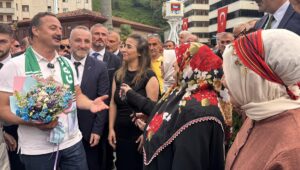 RİZE (AA) – Anahtar Parti Genel Başkanı Yavuz Ağıralioğlu, Rize'de