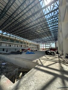 - Tesiste, tüm branşların antrenman yapabileceği modern cimnastik salonunun yanı