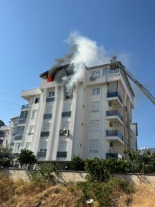 ANTALYA (AA) – Antalya'da bir apartmanın üst katındaki dubleks dairede