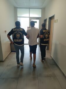 ANTALYA (AA) – Antalya'nın Aksu ilçesinde 8 iş yerinin yandığı