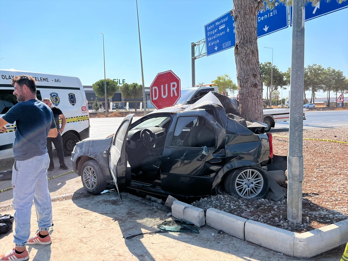 Antalya'da ağaca çarpan otomobilin sürücüsü öldü
