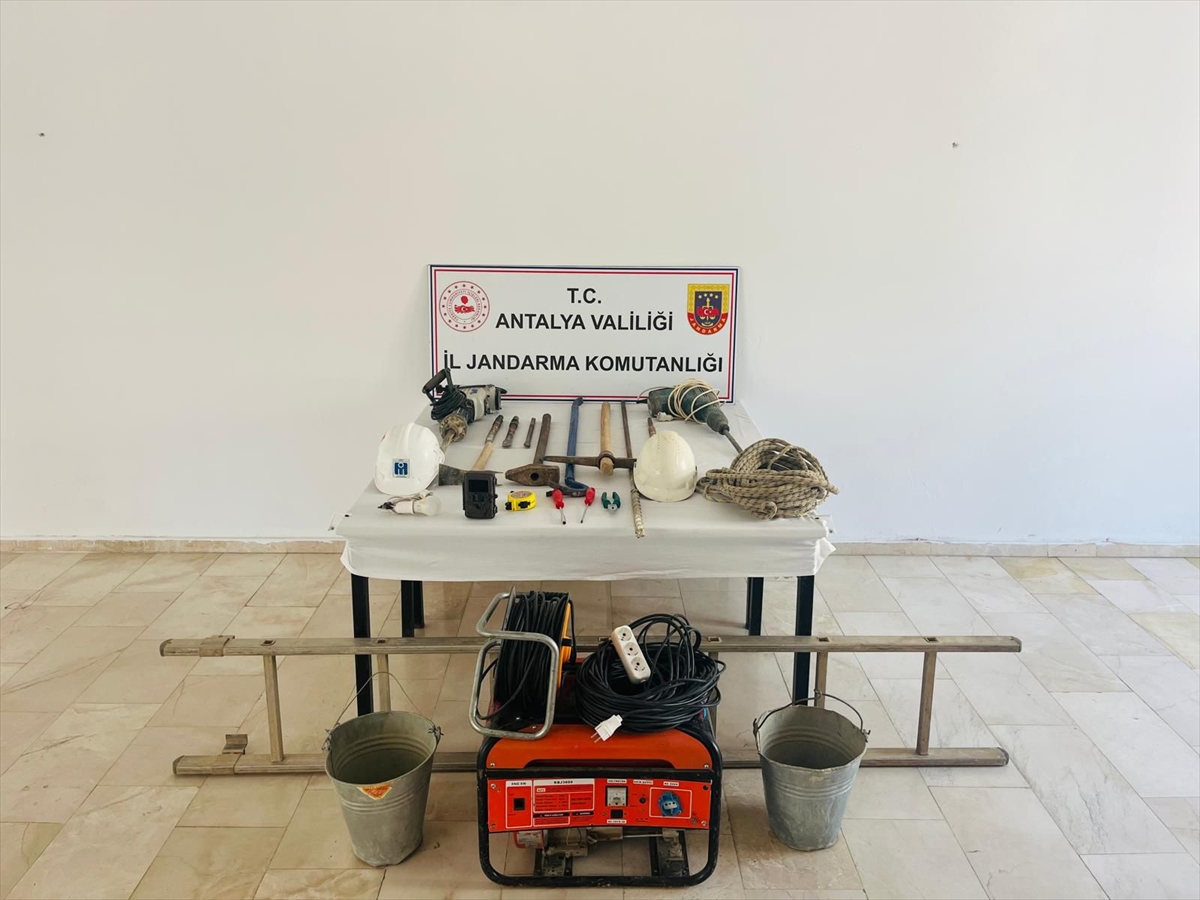 Antalya'da kaçak kazı yapan 4 zanlı suçüstü yakalandı
