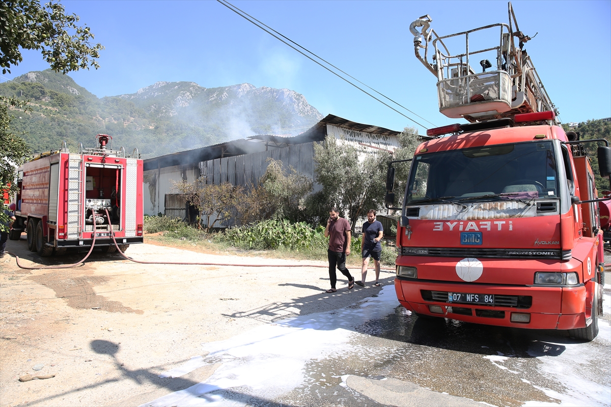 Antalya'da mobilya atölyesinde çıkan yangın söndürüldü