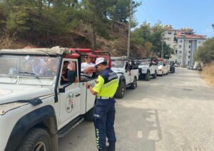 ANTALYA (AA) – Antalya'nın Alanya ilçesinde safari araçlarında yapılan trafik