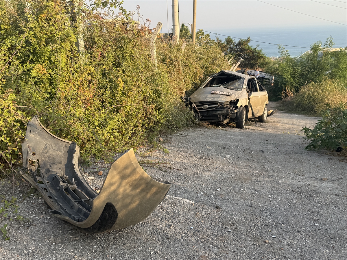 Antalya'da şarampole devrilen otomobilin sürücüsü yaralandı