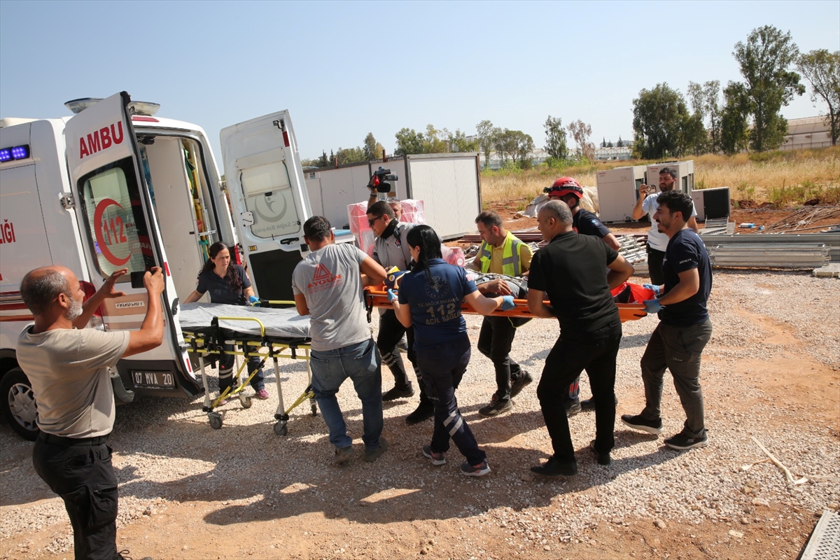 Antalya'da su kuyusundaki merdivenden düşen işçi yaralandı