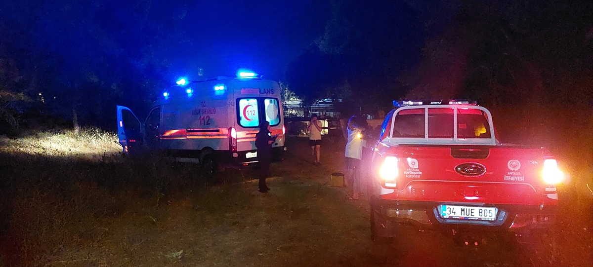 Antalya'da su seviyesi yükselen ırmakta mahsur kalan 2 kişi kurtarıldı