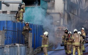 İSTANBUL (AA) – Arnavutköy'de 4 katlı fabrikada çıkan yangına itfaiye