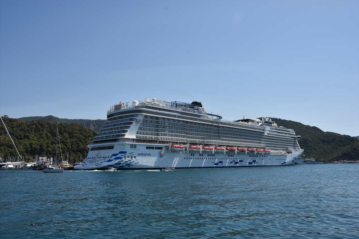 “Aroya” kruvaziyeri 2 bin 684 yolcusuyla Marmaris'e geldi