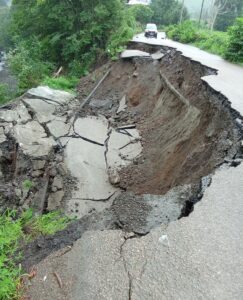 ARTVİN (AA) – Artvin'in Kemalpaşa ilçesinde heyelan nedeniyle 2 köy