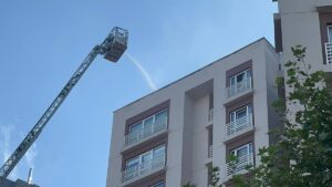 - Binanın üst katında mahsur kalan vatandaşlar itfaiye ekiplerince tahliye