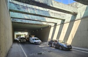 İSTANBUL (AA) – Bağcılar'da alt geçitte düşen beton parçaları trafiği