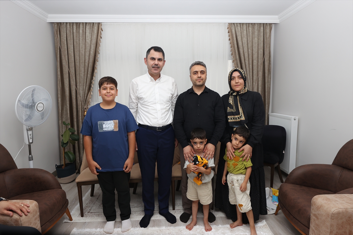 Bakan Kurum, Adıyaman'da yeni evlerine kavuşan depremzede aileye misafir oldu