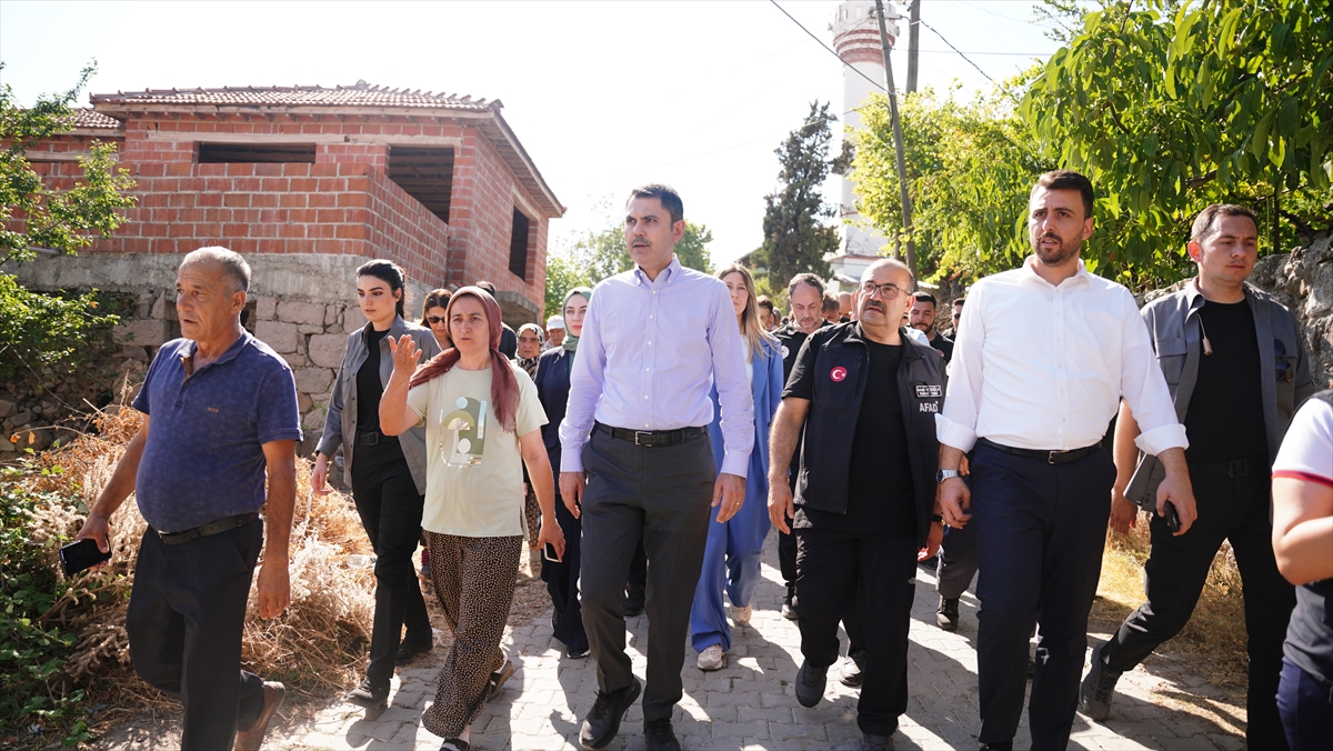 Bakan Kurum, Sındırgı'da depremde hasar gören köyleri ziyaret etti: